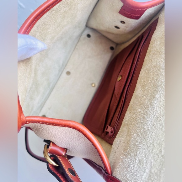 VINTAGE DOONEY AND BOURKE BEIGE/CREAM ESSEX AWL SHOULDER CROSSBODY BAG TAN TRIM - Picture 11 of 16